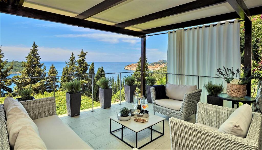 un patio con vistas al océano en Villa King, en Dubrovnik