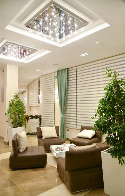 Uma área de estar em Hotel Tami Residence
