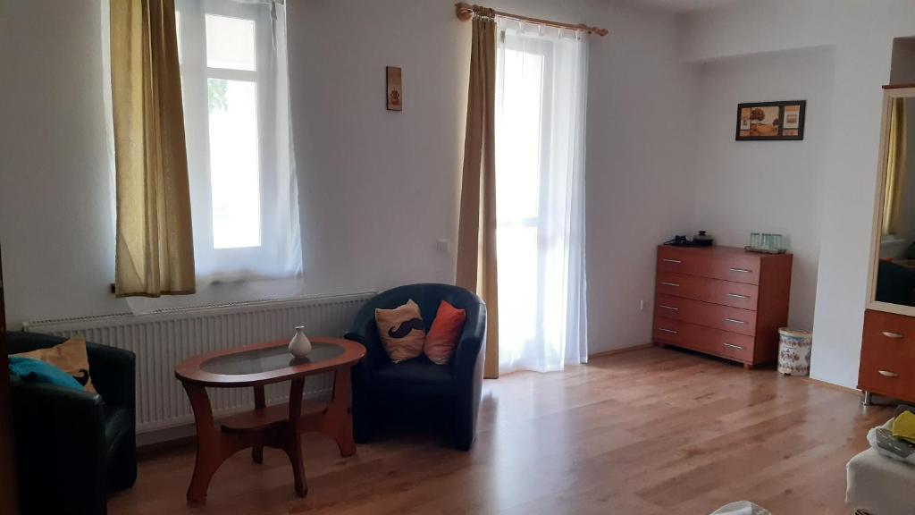 Posedenie v ubytovaní Bajusz Vendégház