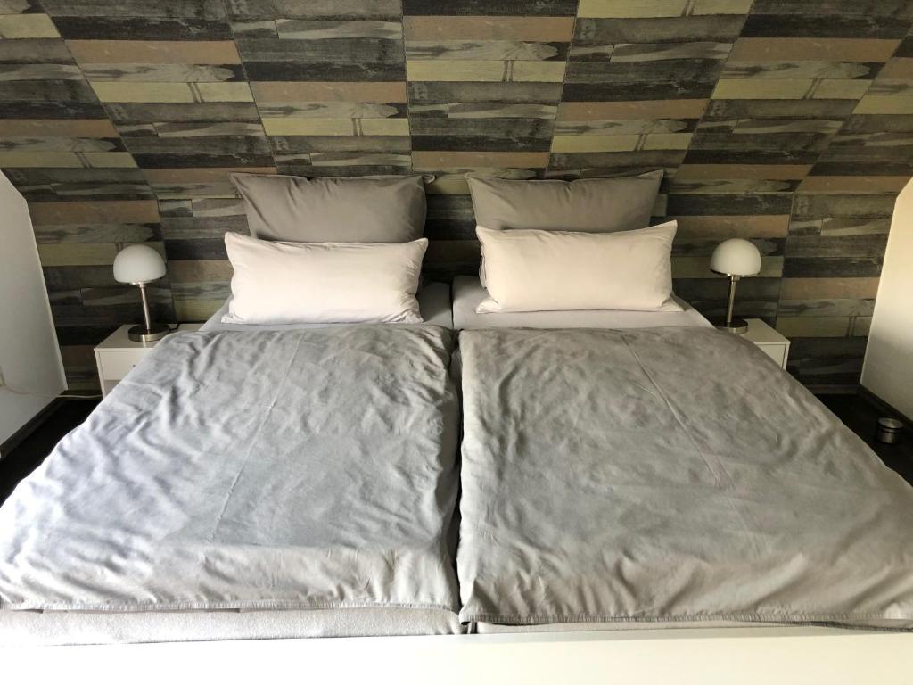 un letto con due cuscini sopra in una camera da letto di Ferienwohnung Hildegard a Grefrath