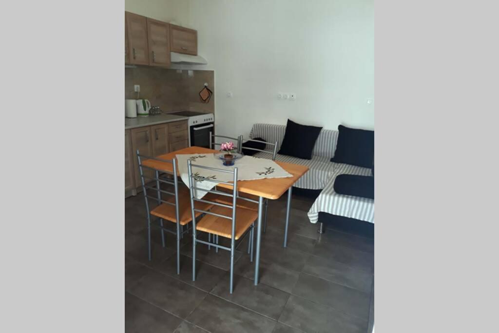 Damatria House. - Housity