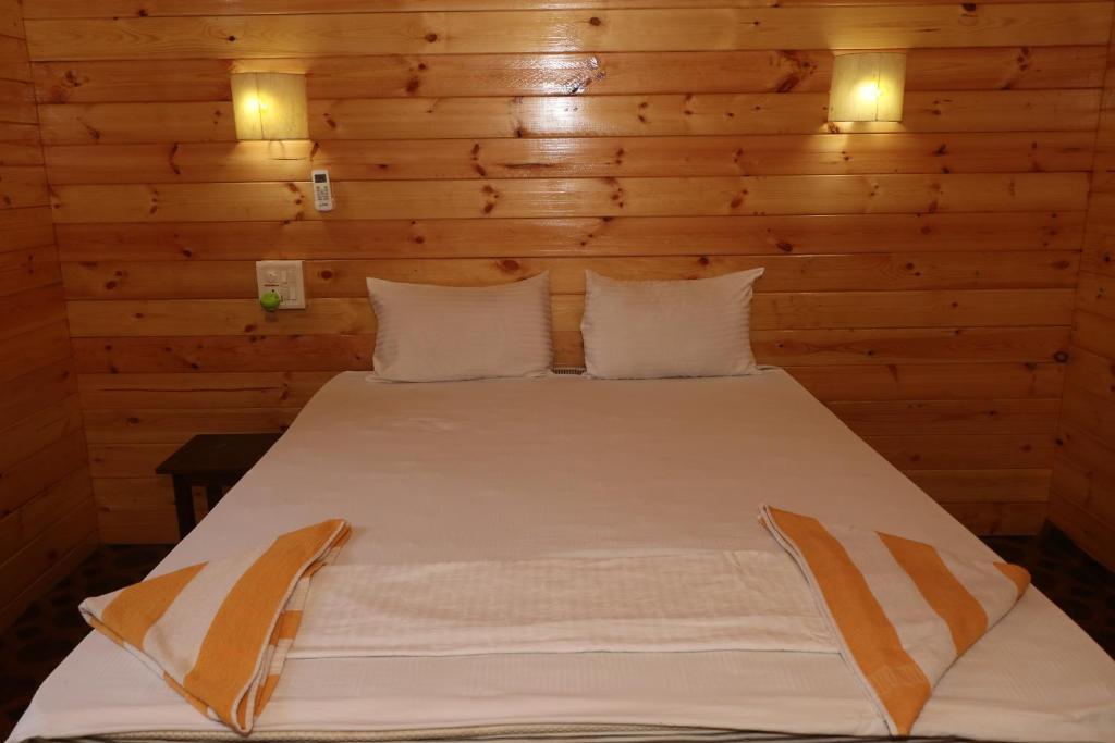 Letto o letti in una camera di Lamarine Morjim Beach cottages