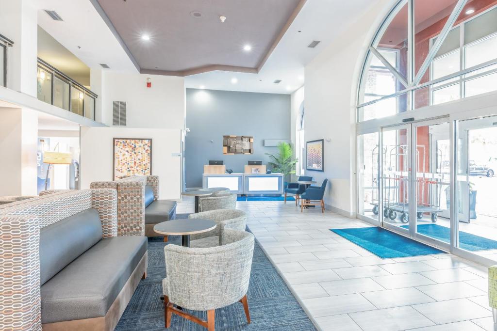 Holiday Inn Express Hotel & Suites Bradenton West by IHG photo