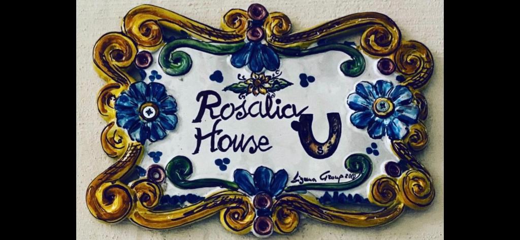 Una foto de un plato con flores azules. en Rosalia House, en Siracusa