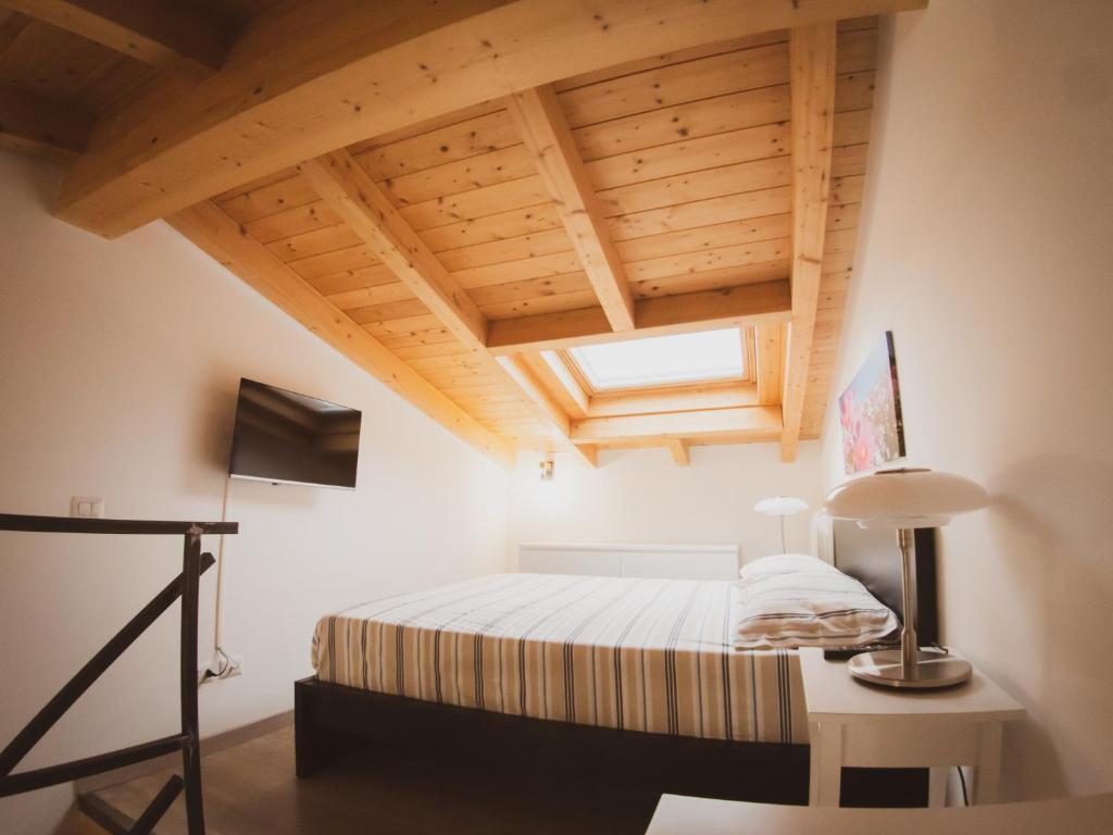een slaapkamer met een bed en een raam bij FLATS 15 - New Opening in Rome
