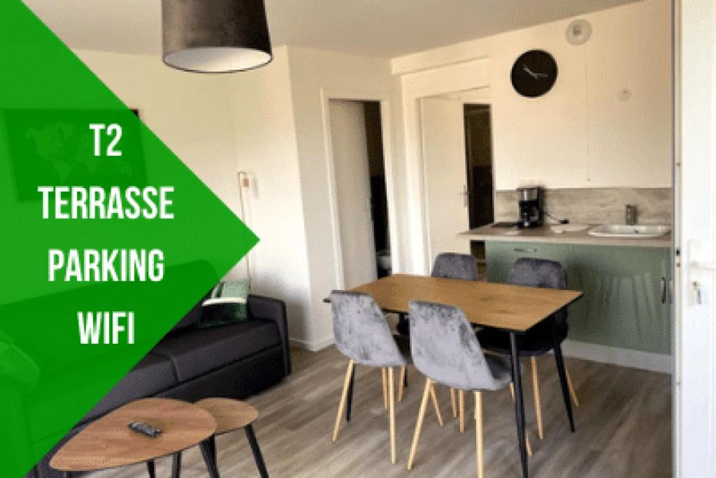 une cuisine et une salle à manger avec une table et des chaises dans l'établissement Le Vintage, à Thonon-les-Bains