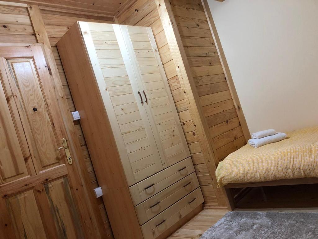 a small bedroom with a closet and a bed at Apartmani Sredojevic in Kaludjerske Bare