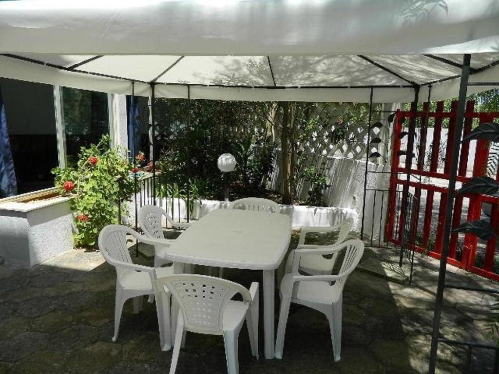 ガリポリにあるBaia Verdeの白い天蓋の下の白いテーブルと椅子