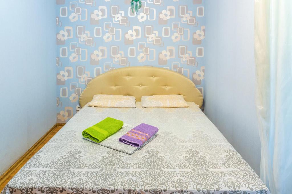 ein kleines Schlafzimmer mit einem Bett mit zwei Handtüchern darauf in der Unterkunft Рыбальская 8 in Kiew