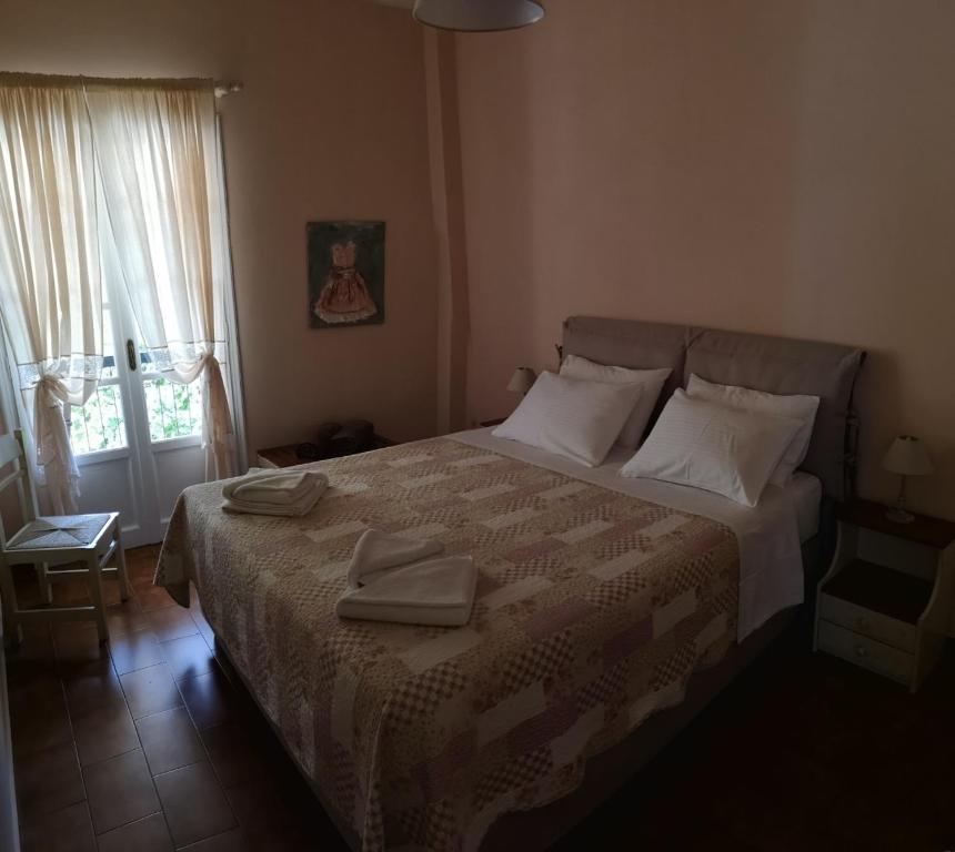 1 dormitorio con 1 cama con 2 toallas en Kiki Apartments, en Fiskardho