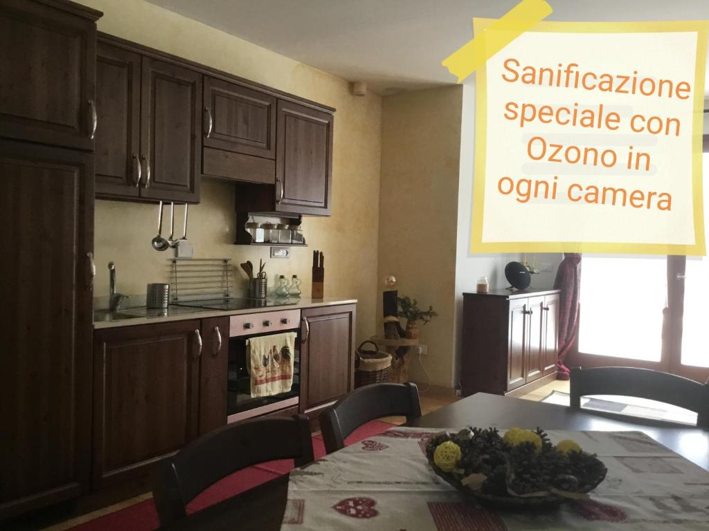 - une cuisine avec une table et un bol de fruits dans l'établissement La Casetta di Mariangela, à Camporosso in Valcanale