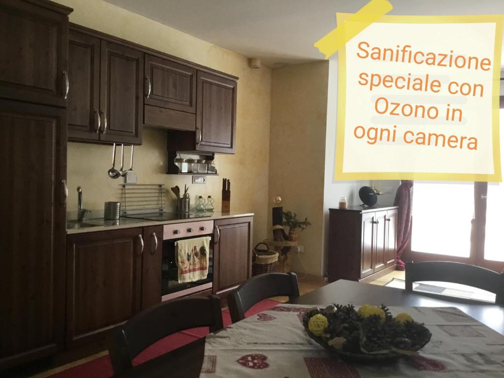 una cocina con una mesa con un bol de fruta. en La Casetta di Mariangela, en Camporosso in Valcanale