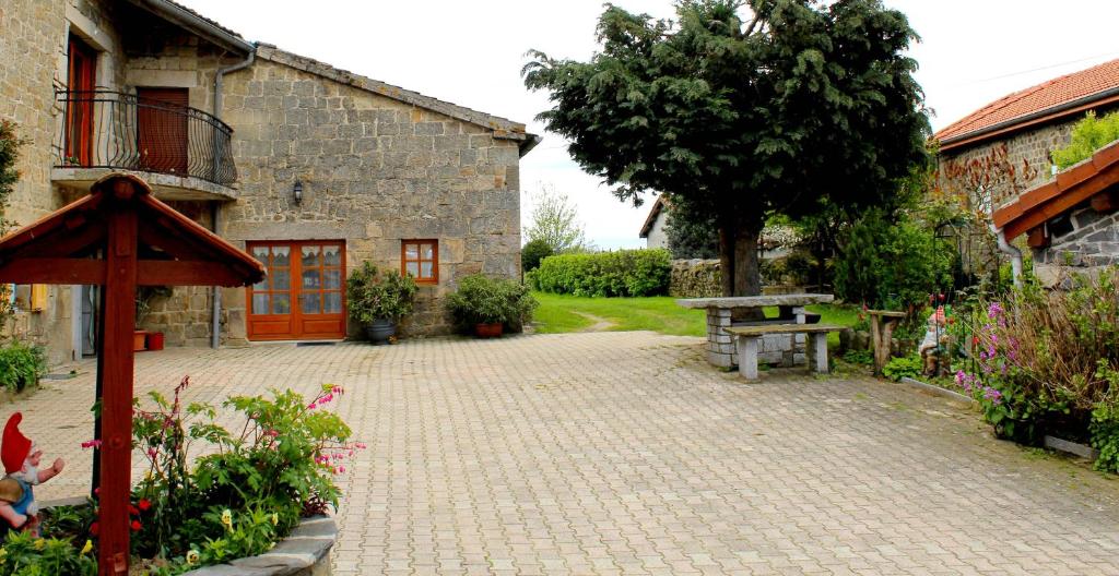 una entrada de ladrillo frente a un edificio de piedra en la maison de pierre, en Lapte