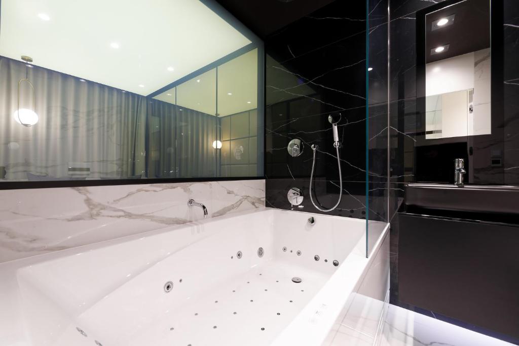 Ένα μπάνιο στο Super-Apartamenty VIP Jacuzzi