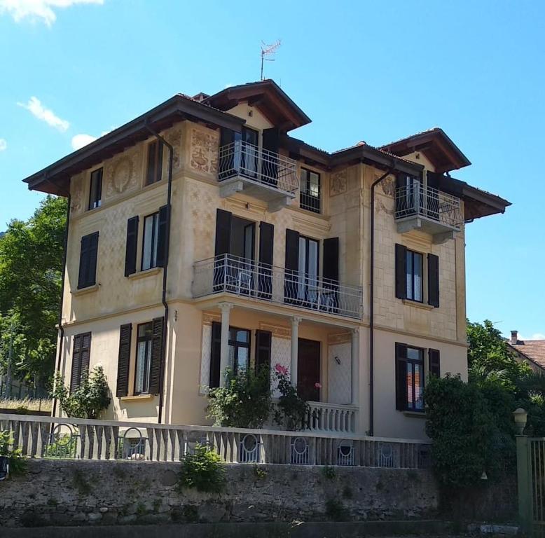 ein großes Gebäude mit Balkon darüber in der Unterkunft Villa Peachey (Picci), Grazioso Appartamento in Stresa