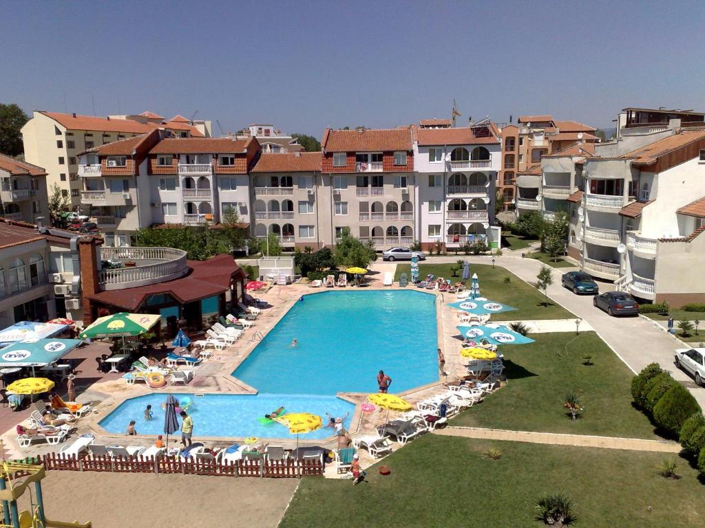 an overhead view of a swimming pool in a resort at Apartments Bravo 1-Vichevi in Sunny Beach