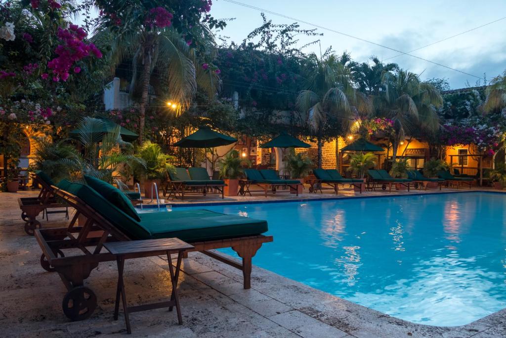 Bazén v ubytování Hotel Mariscal Robledo nebo v jeho okolí