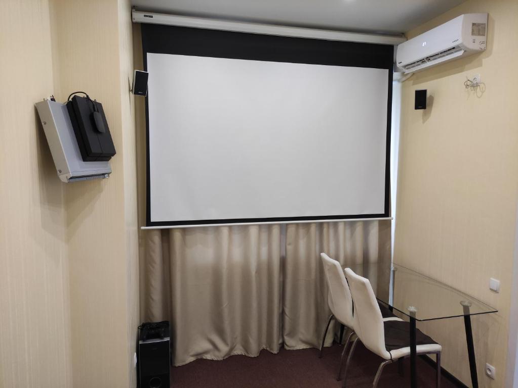 TV a/nebo společenská místnost v ubytování Small room with big cinema