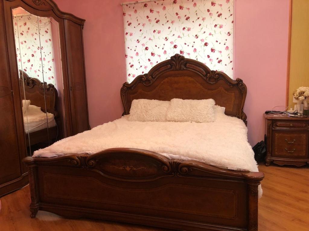 Un dormitorio con una cama grande con sábanas blancas. en Вілла на Роші. Власна територія, мангал, альтанка., en Chernivtsi