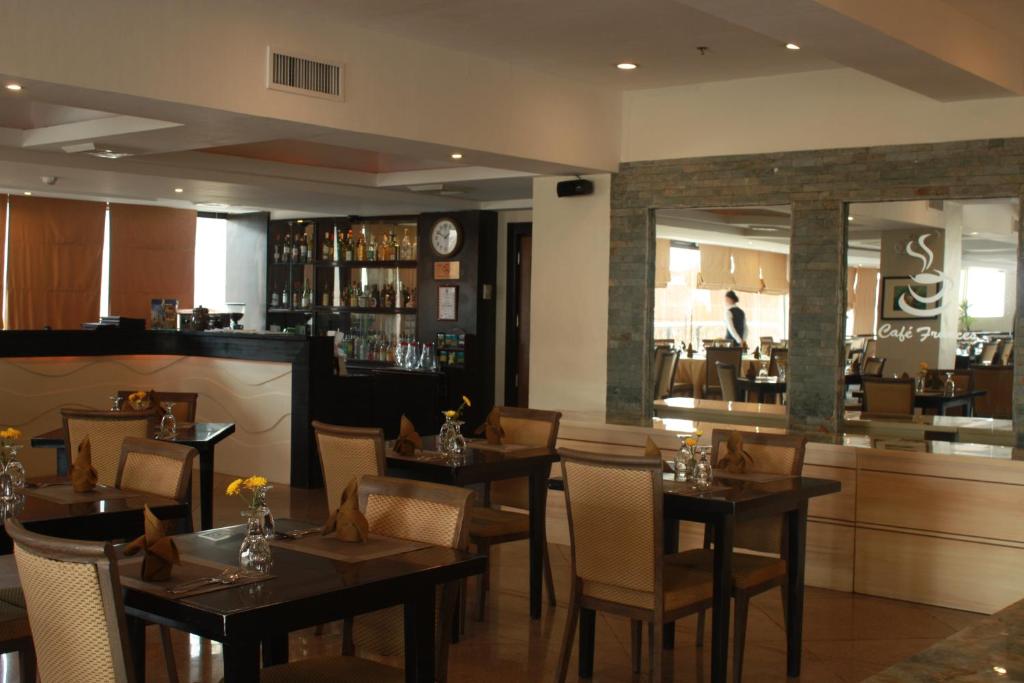 Restoran atau tempat lain untuk makan di The Pinnacle Hotel and Suites