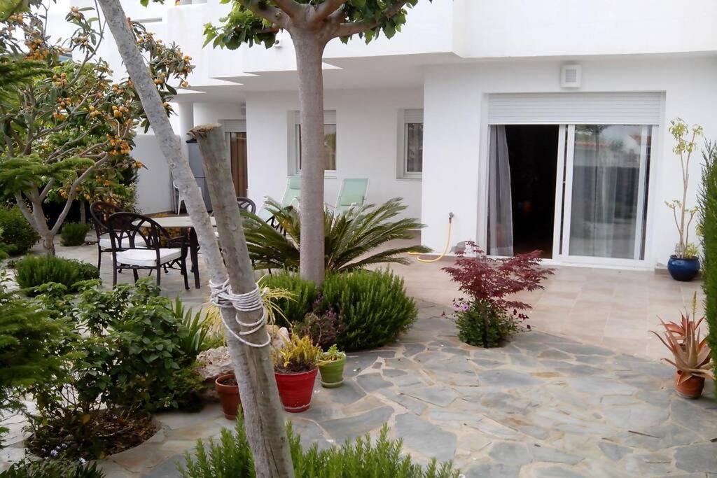 A garden outside Bonito apartamento de 3 hab. con jardín