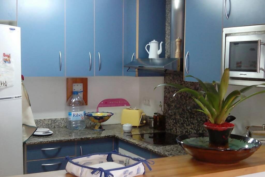A kitchen or kitchenette at Bonito apartamento de 3 hab. con jardín