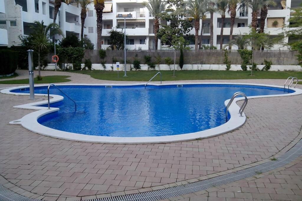 The swimming pool at or close to Bonito apartamento de 3 hab. con jardín