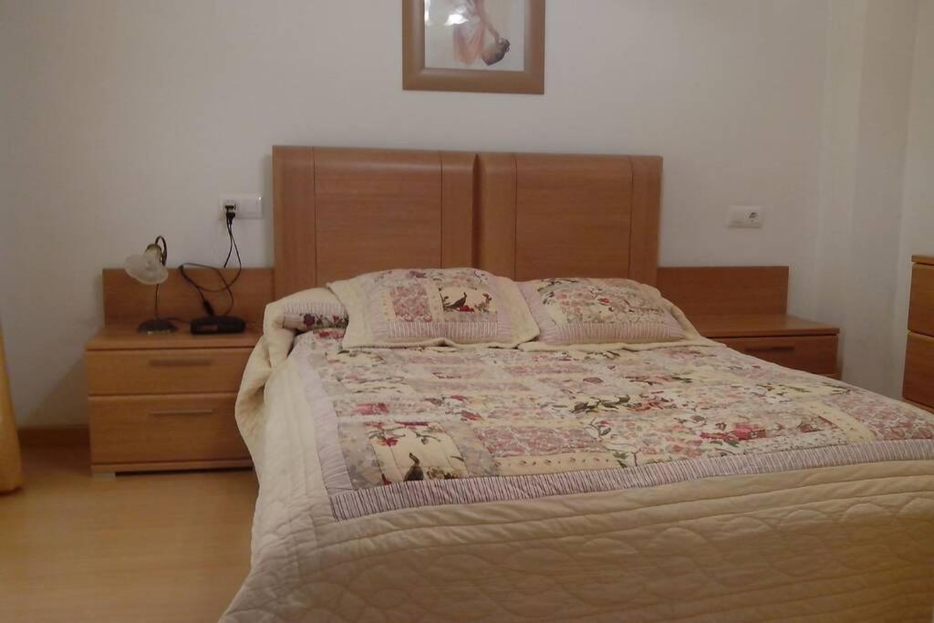 A bed or beds in a room at Bonito apartamento de 3 hab. con jardín
