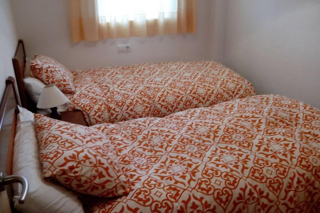 A bed or beds in a room at Bonito apartamento de 3 hab. con jardín