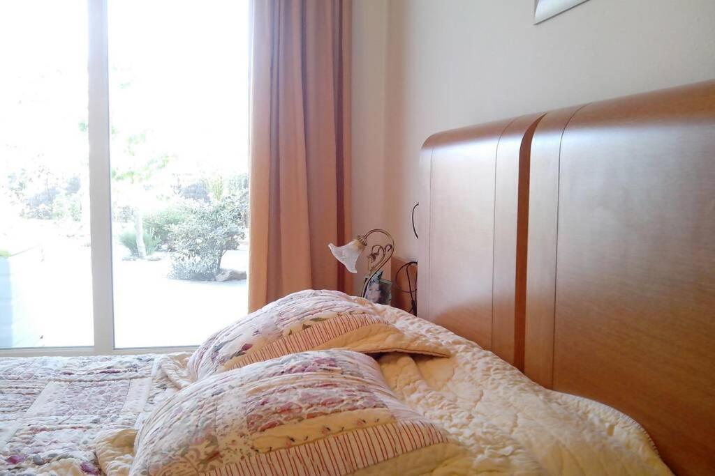 A bed or beds in a room at Bonito apartamento de 3 hab. con jardín