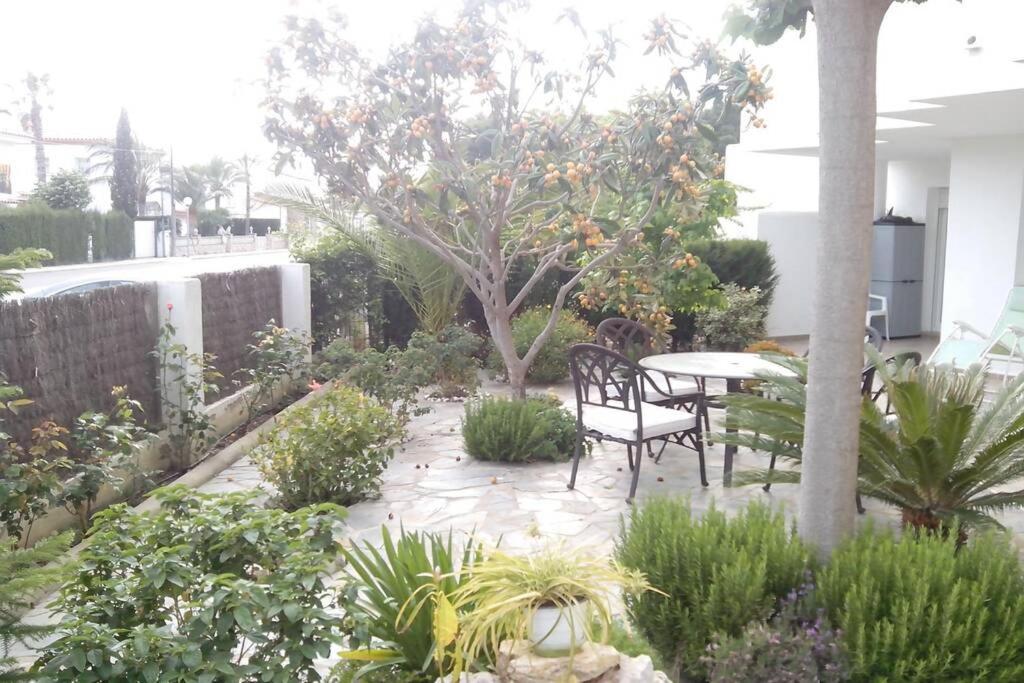 A garden outside Bonito apartamento de 3 hab. con jardín