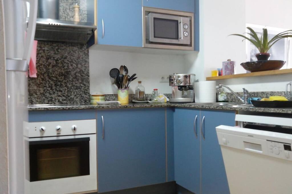 A kitchen or kitchenette at Bonito apartamento de 3 hab. con jardín