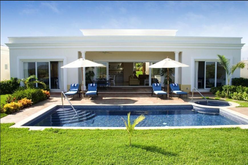 una piscina con sillas y sombrillas en un patio en Pueblo Bonito Emerald Luxury Villas & Spa All Inclusive, en Mazatlán