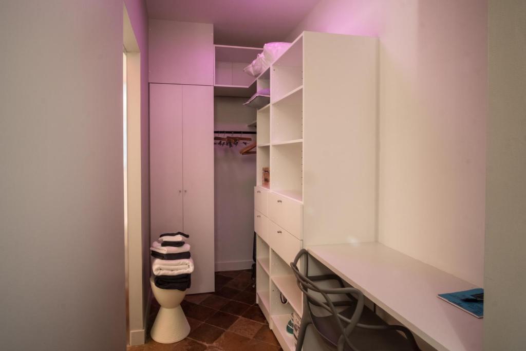 Kuchyň nebo kuchyňský kout v ubytování room five - parking, balnéothérapie, place nationale, un havre de paix