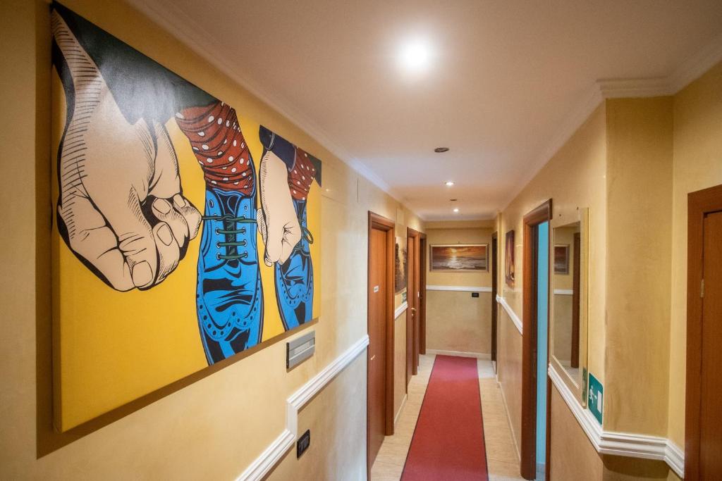 un corridoio con dipinti alle pareti di B&B Colorful Suite Yard a Roma