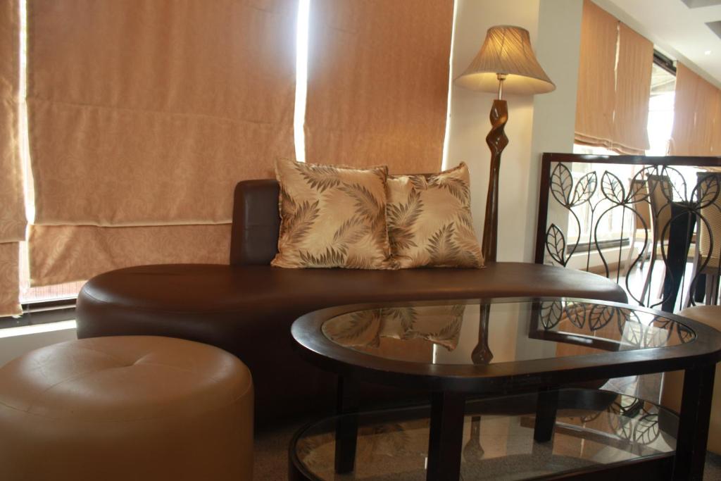 Ruang duduk di The Pinnacle Hotel and Suites