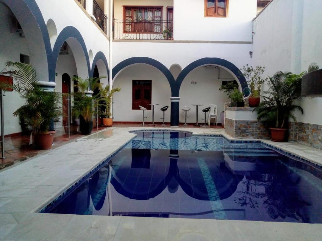 a courtyard with a swimming pool in a building at Gran Hotel Valvanera Girardot in Girardot