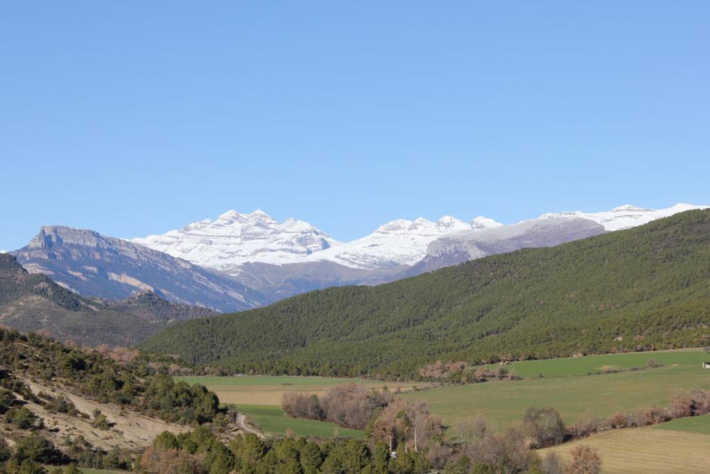 una cordillera con montañas cubiertas de nieve en el fondo en Casa Encuentra, en el Pirineo al lado de Ainsa, en El Pueyo de Araguás