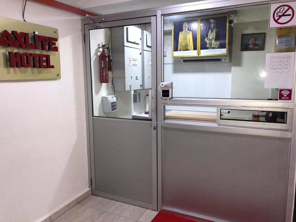 uma grande porta de metal num quarto com um aperitivo em Axlite Hotel em Taiping