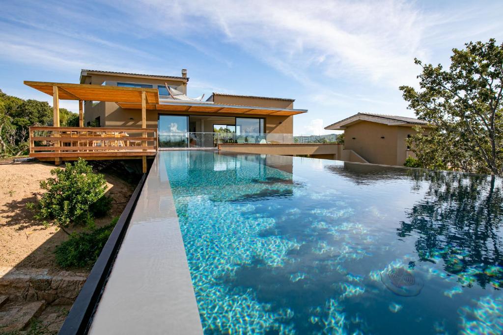 Villa de luxe surplombant la mer, piscine suspendue