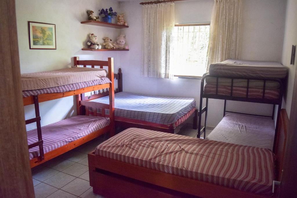 Ein Etagenbett oder Etagenbetten in einem Zimmer der Unterkunft Sítio do Jota - Conforto e Natureza completo SP - km 54 Castelo Branco