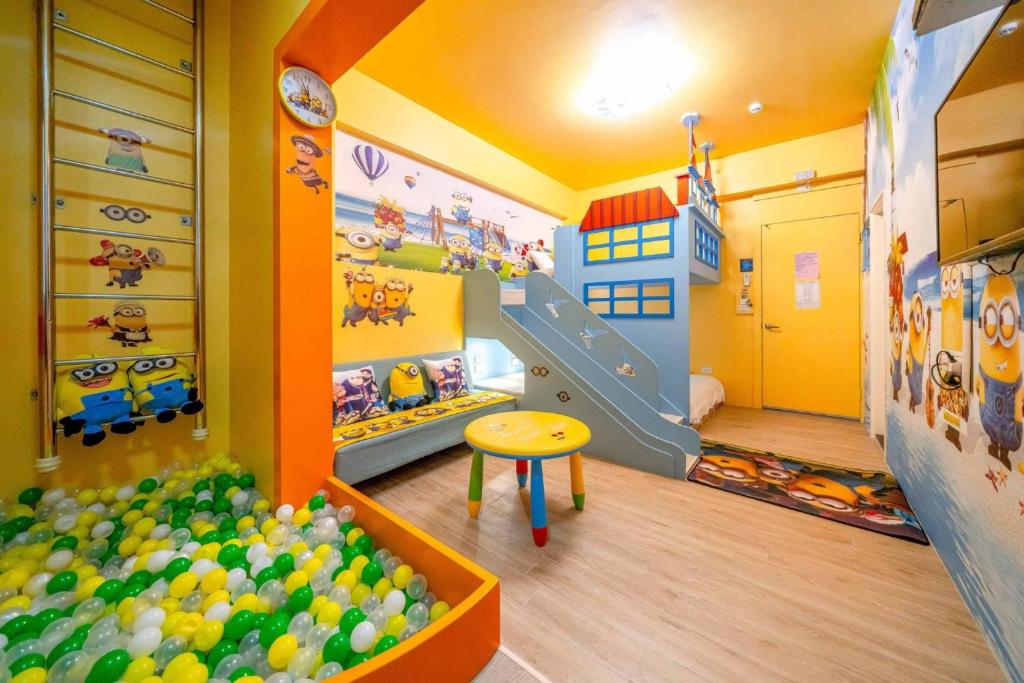 una habitación infantil con un tobogán y un montón de bolas en Han Tian Slide, en Wujie