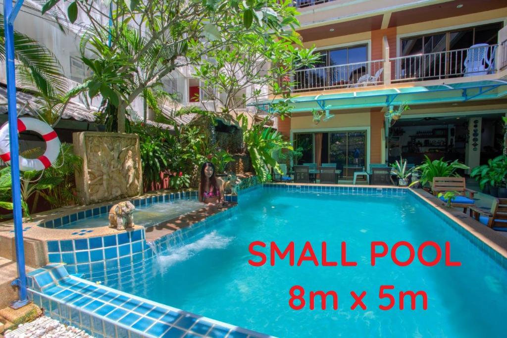 Bazén v ubytovaní Seven Seas Hotel Patong Beach alebo v jeho blízkosti