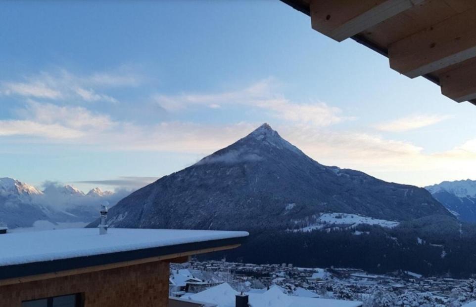 Blick auf einen Berg von einem Gebäude mit Schnee in der Unterkunft Tiroler Bergnestl in Imst