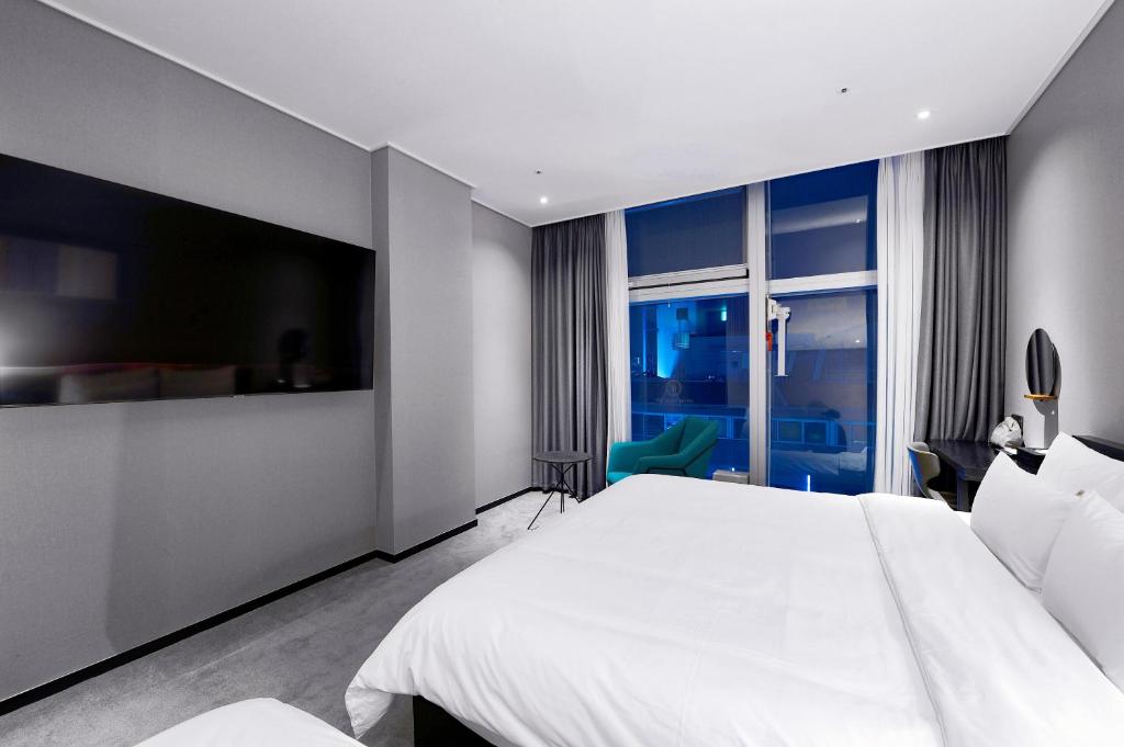 Postel nebo postele na pokoji v ubytování Ocean The Point Hotel Busan