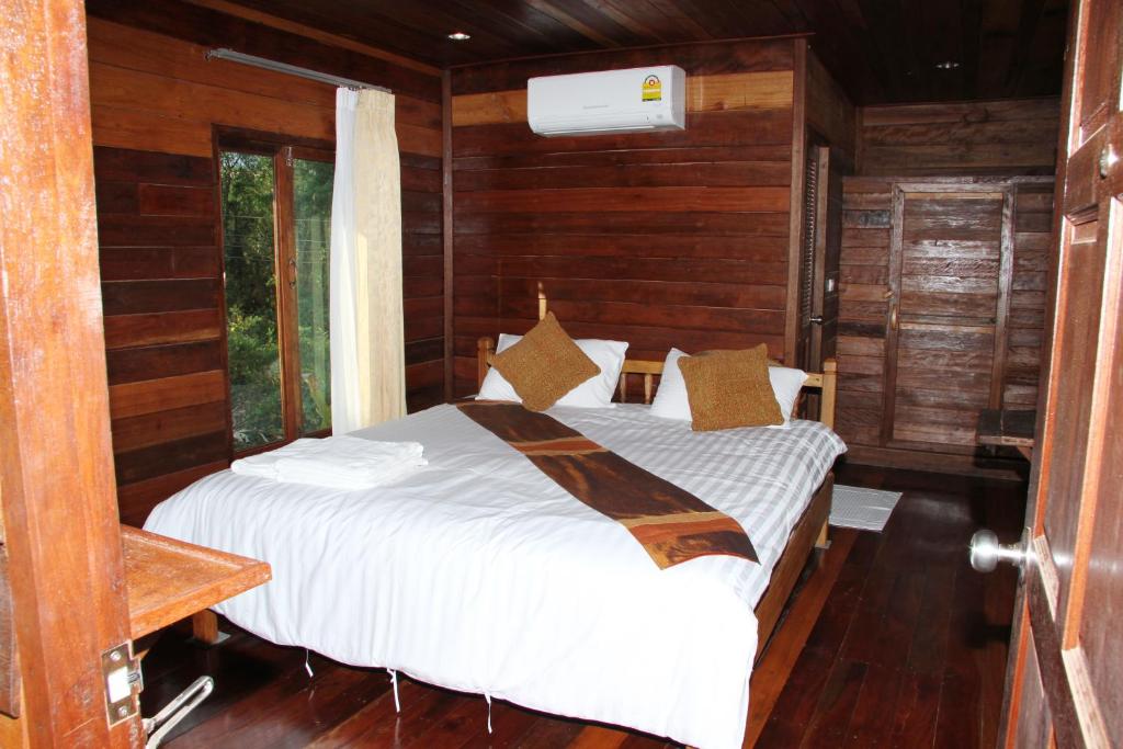 Postel nebo postele na pokoji v ubytování Burilamplai Resort บุรีลำปลาย รีสอร์ท