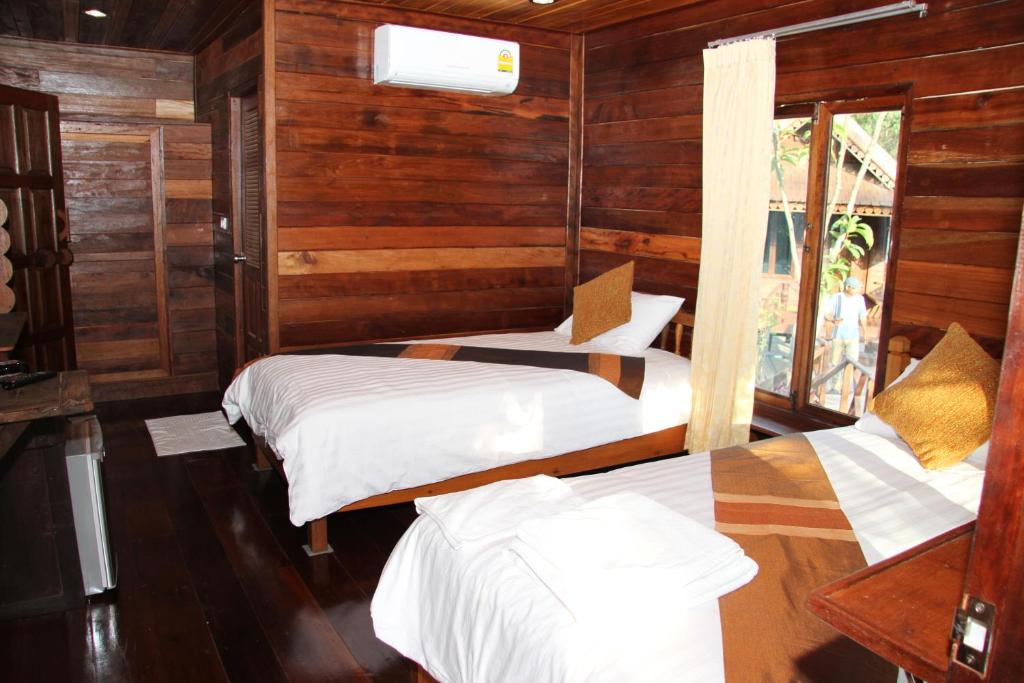 Postel nebo postele na pokoji v ubytování Burilamplai Resort บุรีลำปลาย รีสอร์ท
