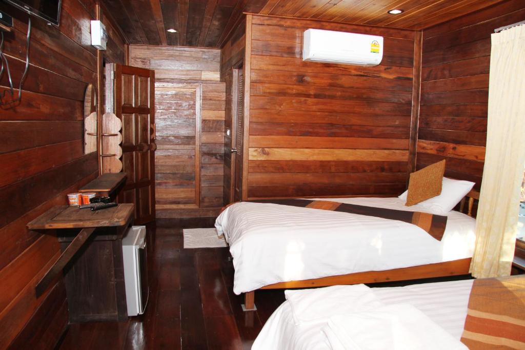 Postel nebo postele na pokoji v ubytování Burilamplai Resort บุรีลำปลาย รีสอร์ท