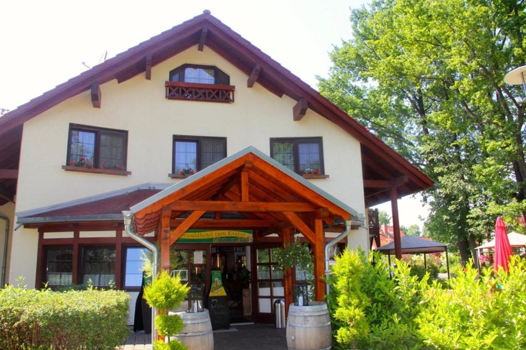 a large white building with a gambrel roof at KrabatResidenz - Apartmenthaus in Burg