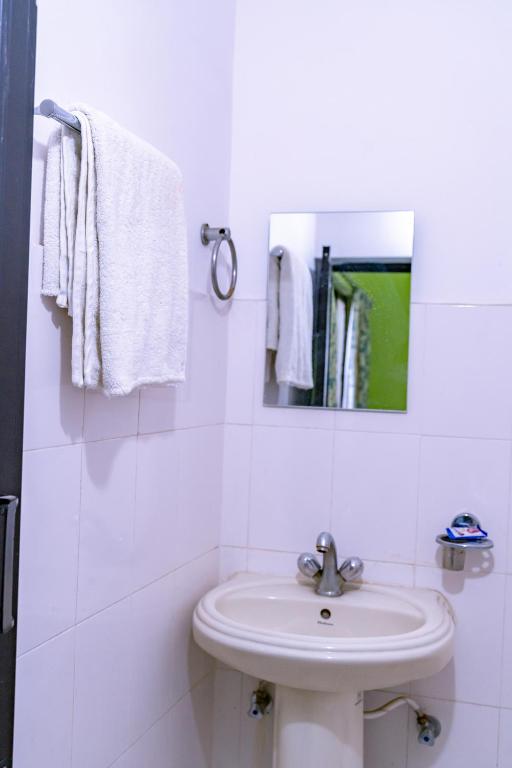 KBB Hotel and Apartments Hosted by Hostmandu的一间浴室